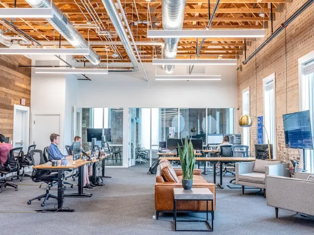 Equipe de startup trabalhando em conjunto em ambiente de escritório moderno