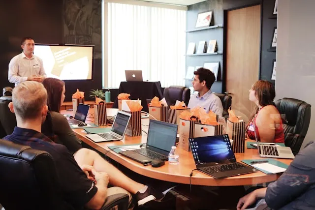 Founders em reunião com investidor discutindo como receber investimento para startup, em escritório moderno
